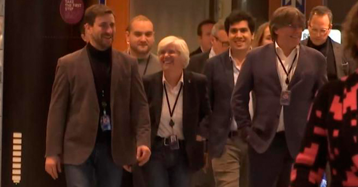 La eurodiputada Clara Ponsatí acompañada de Toni Comín y Carles Puigdemont a su llegada al Parlamento Europeo este miércoles por la tarde / TV3