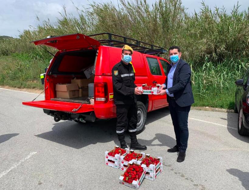 El alcalde de Pineda de Mar, Xavier Amor, regala cajas de fresas a los miembros de la UME