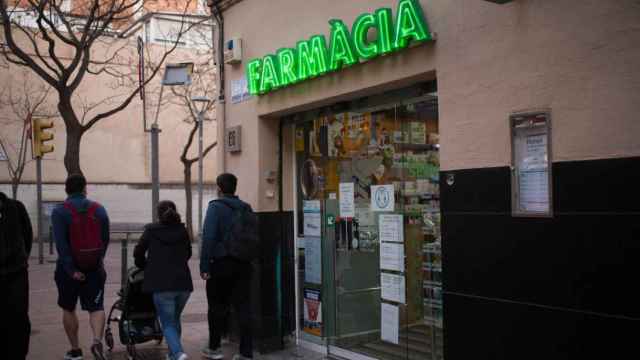 El exterior de una farmacia en Barcelona, como las que robó un hombre al que los Mossos han detenido en un vagón de tren / EP