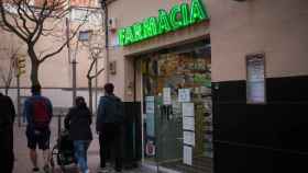 El exterior de una farmacia en Barcelona, como las que robó un hombre al que los Mossos han detenido en un vagón de tren / EP