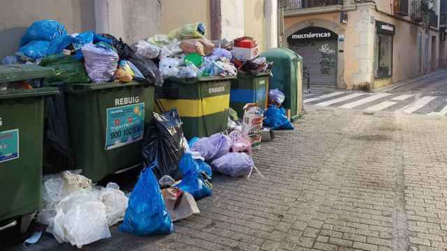 Basuras en las calles de Vilanova i la Geltrú, como sucede en algunas zonas de Cornellà, donde algunos vecinos se quejan del mal estado de los contenedores / CG