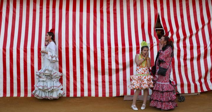 Imagen de asistentes a la Feria de Abril de Barcelona vestidos de faralaes / EFE