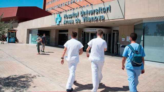 Tres sanitarios en el acceso al Hospital Arnau de Vilanova de Lleida / EFE