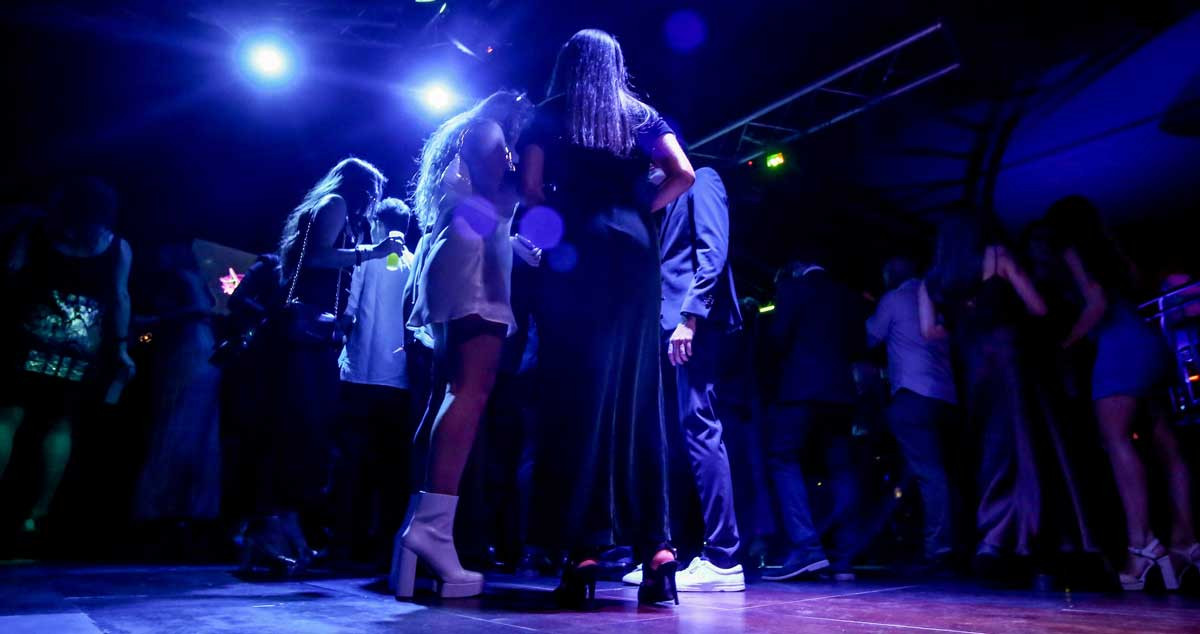 Varios jóvenes bailan en una discoteca, donde investigan una violación por sumisión química / EUROPA PRESS