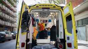 Una ambulancia del SEM, como la que se desplazó hasta el lugar del atropello de un menor en Badalona / PAU VENTEO - EUROPA PRESS