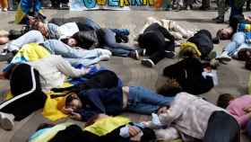 Ucranianos representan en las Ramblas de Barcelona la matanza de Bucha / EFE