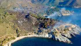 Imagen aérea del incendio en Roses (Girona) y que quema parte de Cap de Creus / BOMBERS