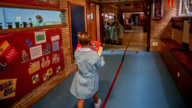 Un niño en el colegio, cuyo inicio es motivo de discrepancia entre padres y profesores / EUROPA PRESS