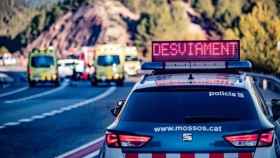 Un coche de Mossos d'Esquadra y ambulancias del SEM tras un accidente de tráfico: una conductora ha fallecido en Sant Sadurní / TRANSIT