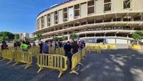Imagen de la cola en el exterior del Camp Nou donde varias personas esperan para vacunarse contra el coronavirus / DEPARTAMENTO DE SALUD