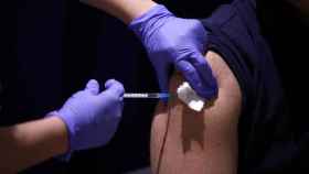 Un hombre es vacunado con una dosis de Pfizer en el Camp Nou de Barcelona / EP