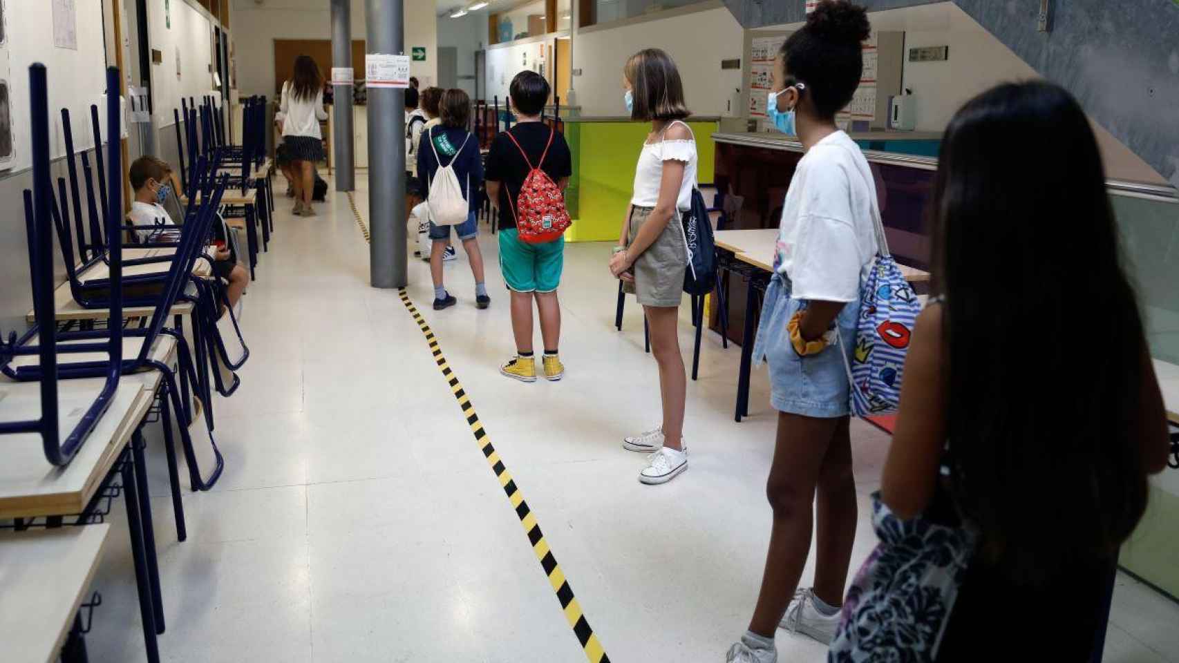 Alumnos mantienen la distancia de seguridad en un colegio, como se hace en Cataluña / EP
