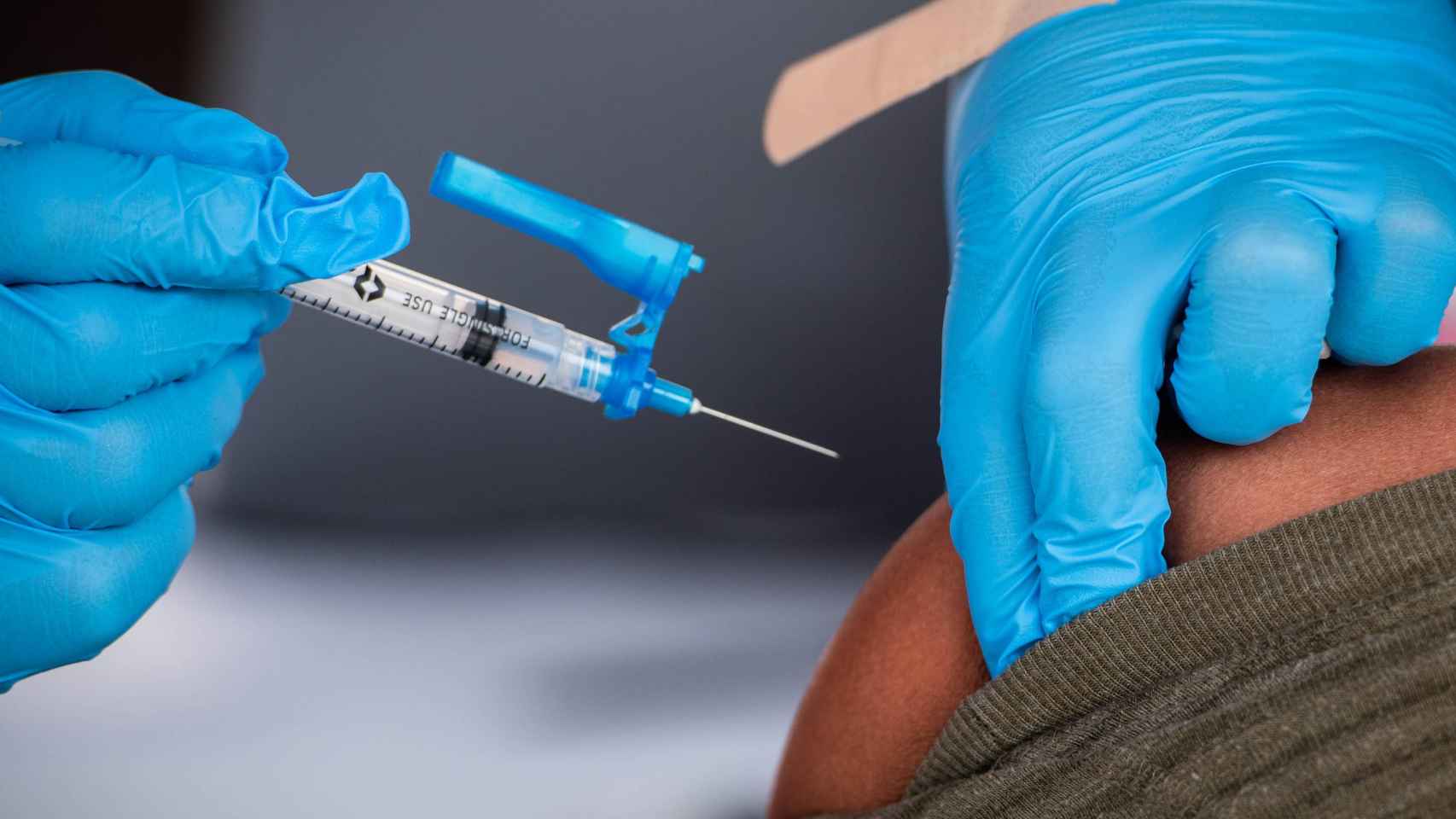 Personal sanitario administra una vacuna contra el coronavirus / EUROPA PRESS