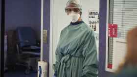 Una enfermera protegida en una uci con enfermos de Covid / EP