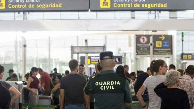 Un agente de la Guardia Civil en el aeropuerto de Barcelona-El Prat / EFE