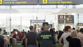 Un agente de la Guardia Civil en el aeropuerto de Barcelona-El Prat / EFE