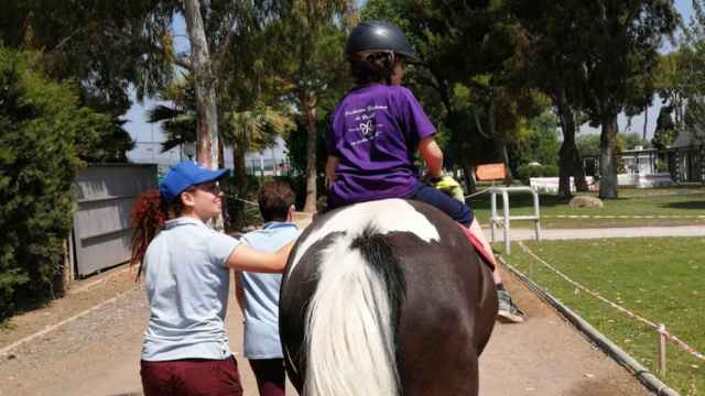 Hugo, el pequeño de Terrassa, durante una clase de equinoterapia / CG