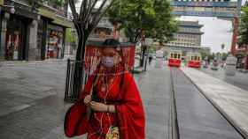 Una ciudadana china pasea por las calles de Wuhan con mascarilla / EFE