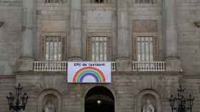 El ayuntamiento de Barcelona, presidido por una pancarta con el lema ens ensortirem / EP