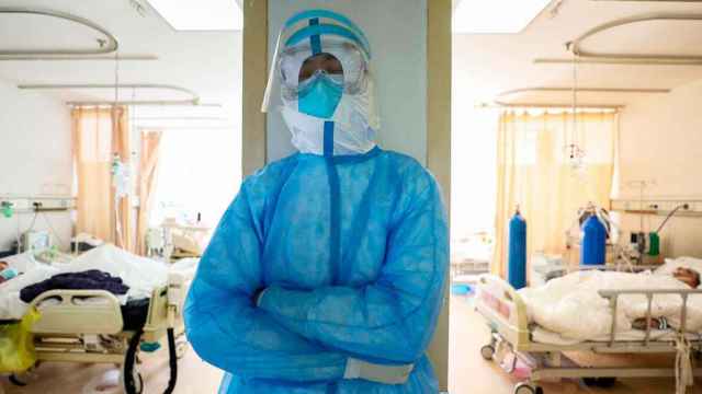 Un doctor reposa en el hospital de la Cruz Roja de Wuhan (China) / EFE