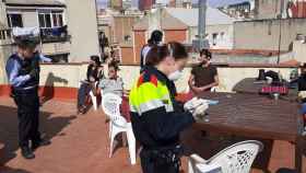 Agentes de mossos durante su actuación en la terraza de una vivienda en Sants / CG