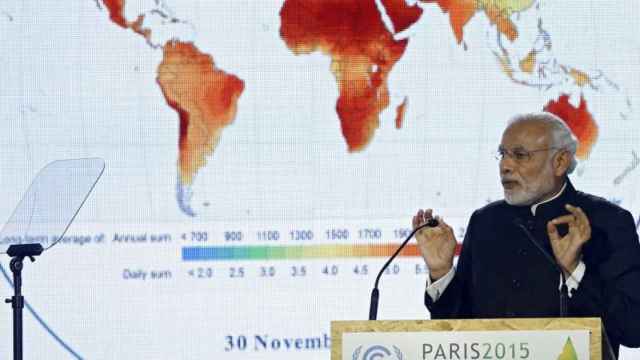 El primer ministro indio, Narendra Modi, pronuncia un discurso durante una sesión de la cumbre sobre cambio climático COP21 que se celebra en Le Bourget, cerca de París.