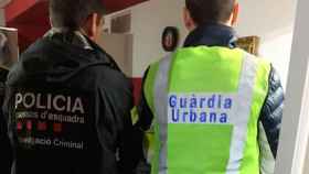 Un agente de Mossos y otro de la Urbana durante la operación contra el tráfico de drogas en El Clot / MOSSOS
