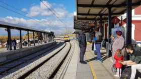 Varios pasajeros esperan un tren conducido por un maquinista en Cataluña / Rodalies