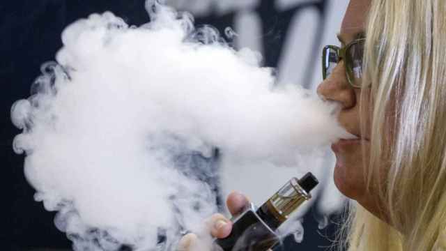 Una mujer en pleno 'vapeo', una alternativa para dejar de fumar según el jefe del servicio de Medicina Preventiva del Hospital de Bellvitge / EFE