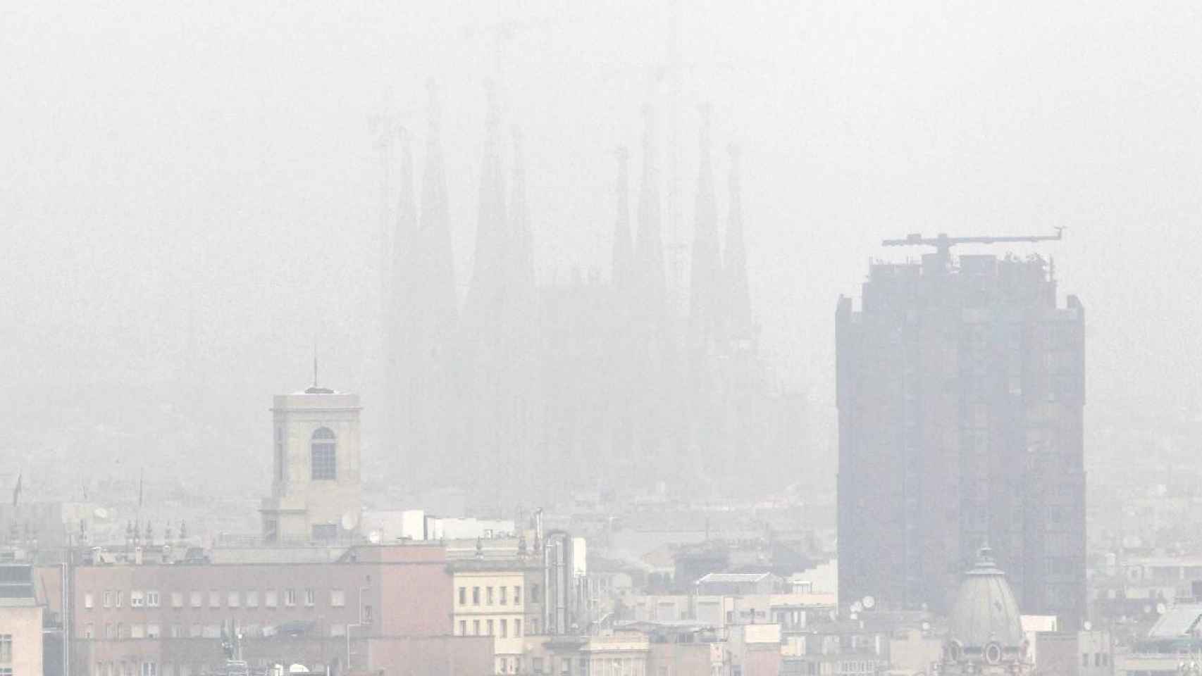 La contaminación de Barcelona no deja ver la Sagrada Familia / EFE