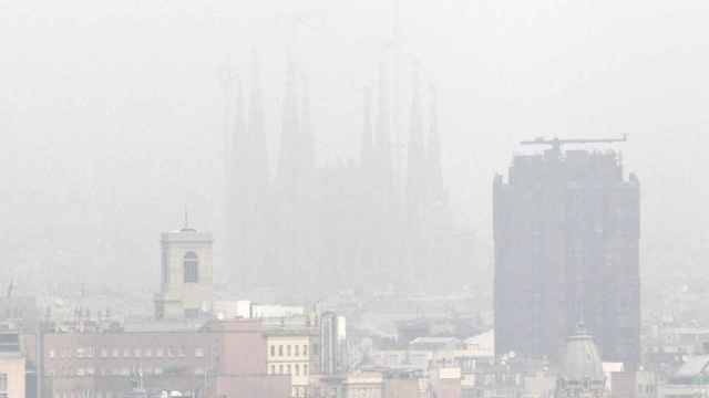 La contaminación de Barcelona no deja ver la Sagrada Familia / EFE