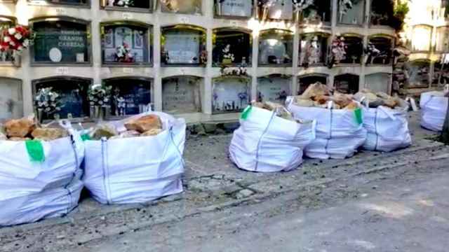 Lápidas junto a sacos de escombros tras el derrumbe del Cementerio de Montjuïc de Barcelona / CG