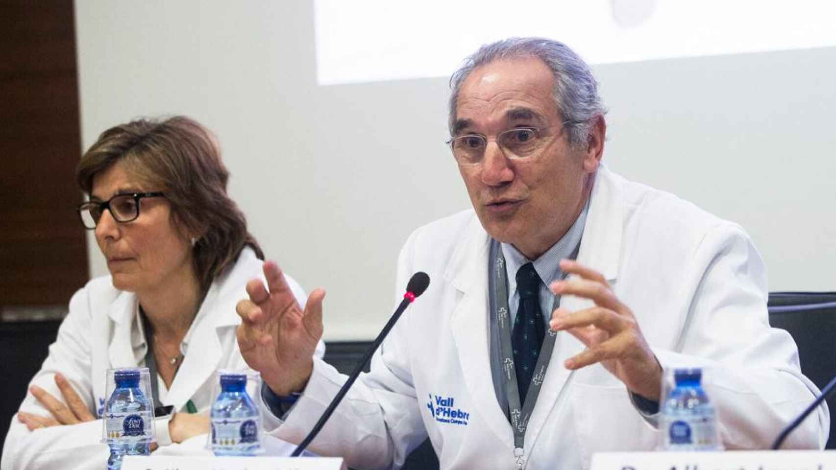 Vicente Martínez (d), exgerente del Hospital Vall d'Hebron, y la doctora Ana Ochoa, ex directora asistencial / CG