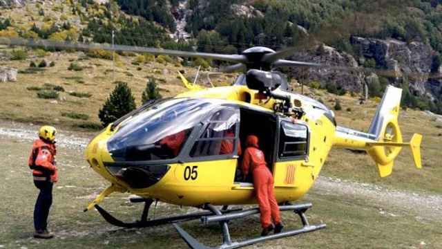 El helicóptero del Grupo de Actuaciones Especiales (GRAE) de los Bomberos de la Generalitat como el que ha participado en la búsqueda del joven / BOMBERS