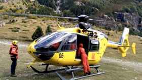 El helicóptero del Grupo de Actuaciones Especiales (GRAE) de los Bomberos de la Generalitat como el que ha participado en la búsqueda del joven / BOMBERS