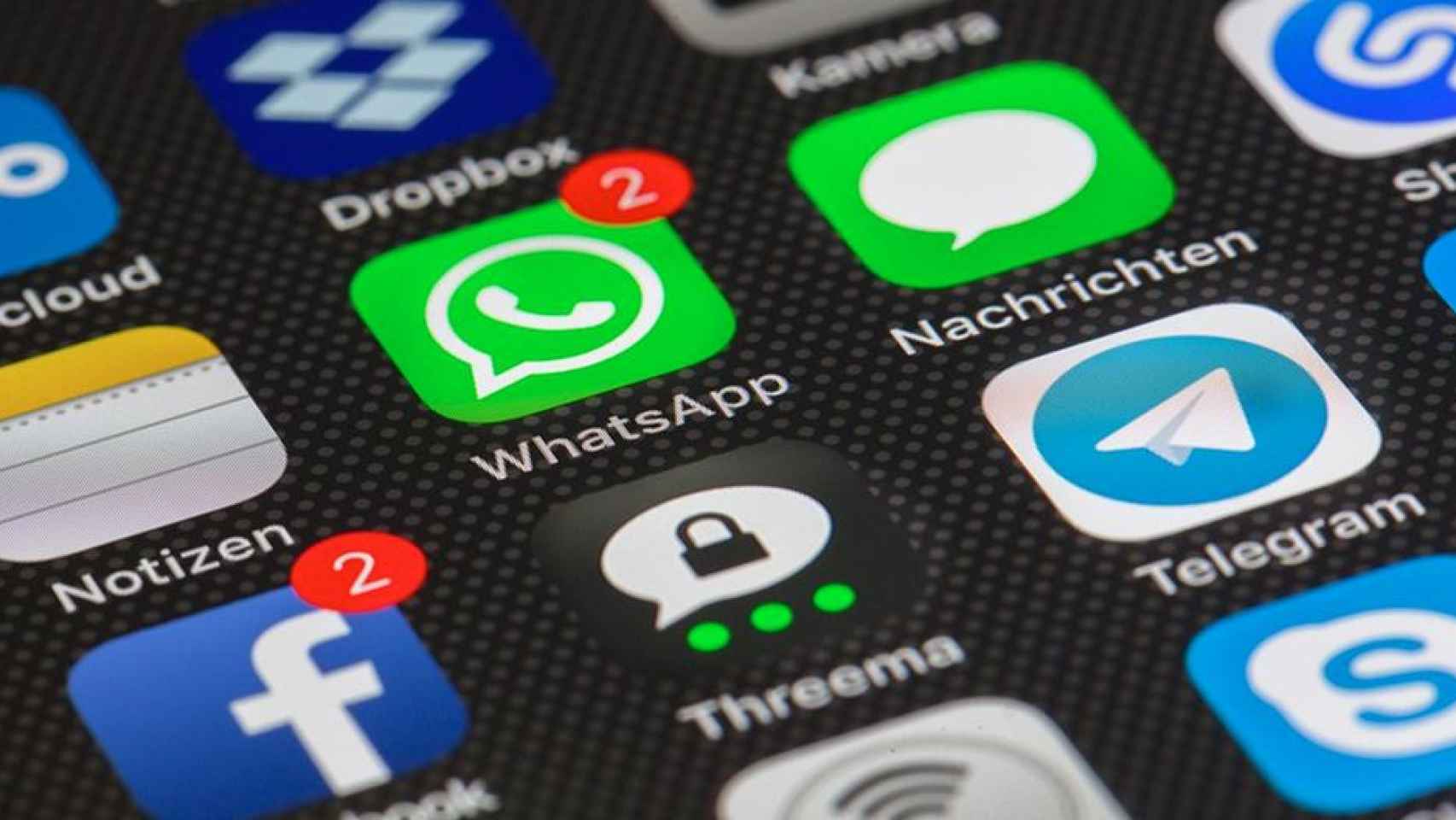 Facebook, Whatsapp y otras plataformas en un dispositivo móvil
