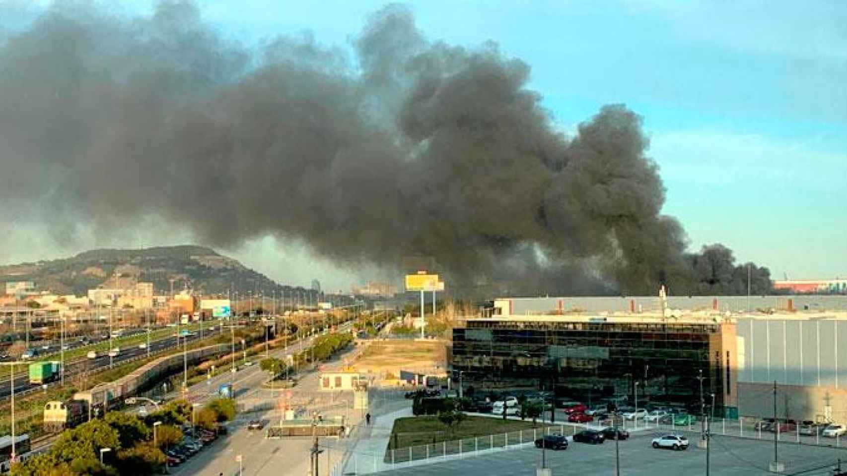Incendio de la factoría de Seat en la Zona Franca de Barcelona visto desde los edificios del CZFB / CG