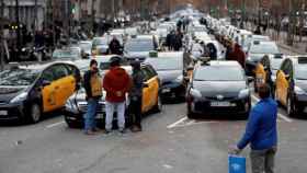 Los taxistas del área metropolitana han decidido este viernes ocupar la confluencia de la Gran Via con el paseo de Gràcia de Barcelona / EFE