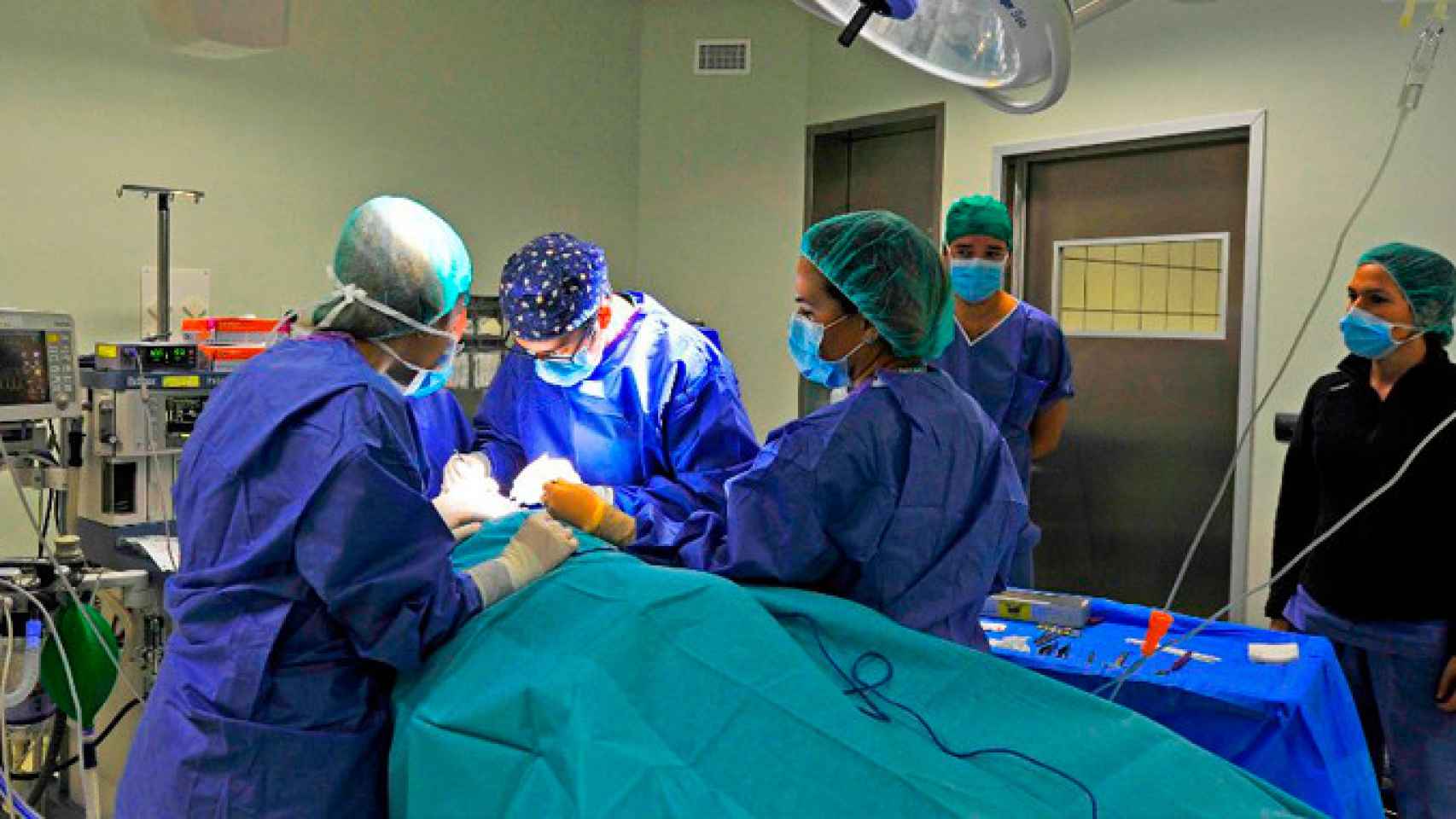 Imagen de una operación en el quirófano de un hospital / EFE