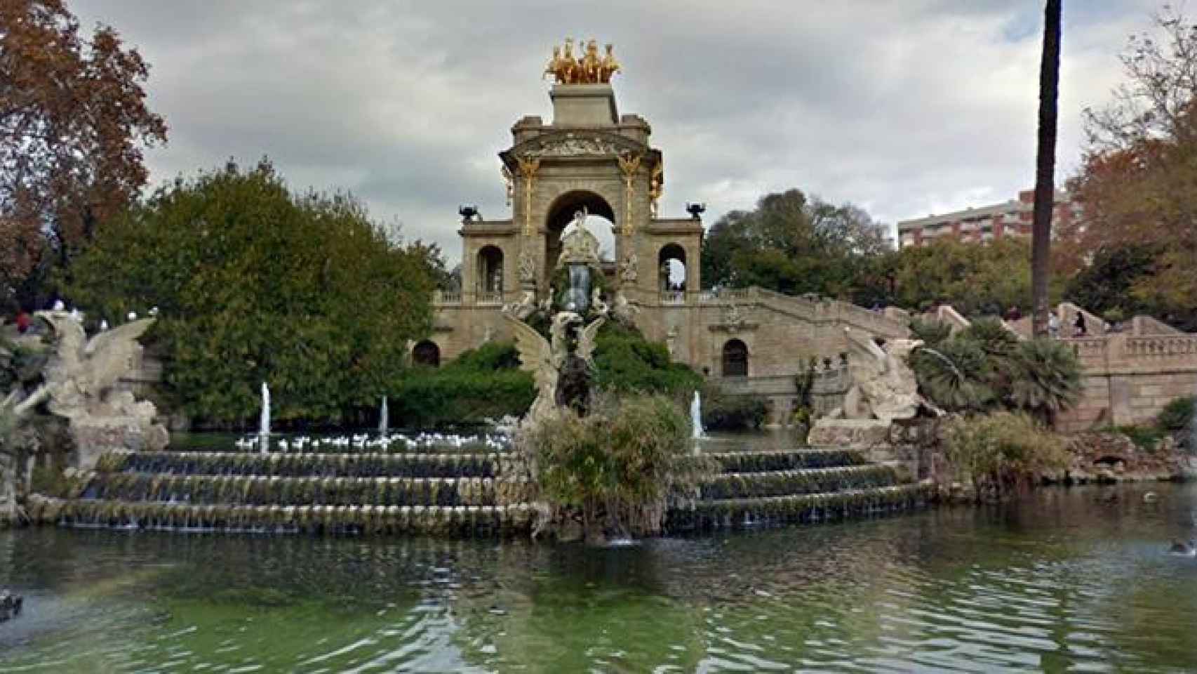 La fuente del parque de la Ciutadella, todavía sin sus ángeles