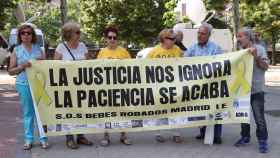 Una foto de las protestas públicas enfrente de la Audiencia Provincial de Madrid por el juicio de los bebés robados / EFE