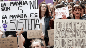 Cientos de personas concentradas en Pamplona contra la sentencia a 'La Manada' que no condena a los integrantes por agresión sexual / EFE