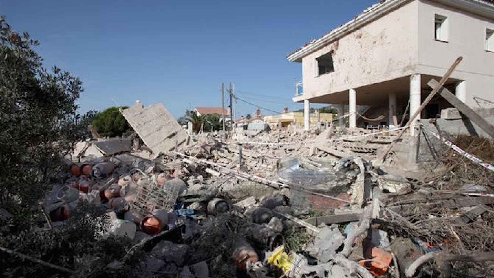 La casa de Alcanar, centro de operaciones de los terroristas, que quedó totalmente destruida tras una explosión la noche del miércoles / CG