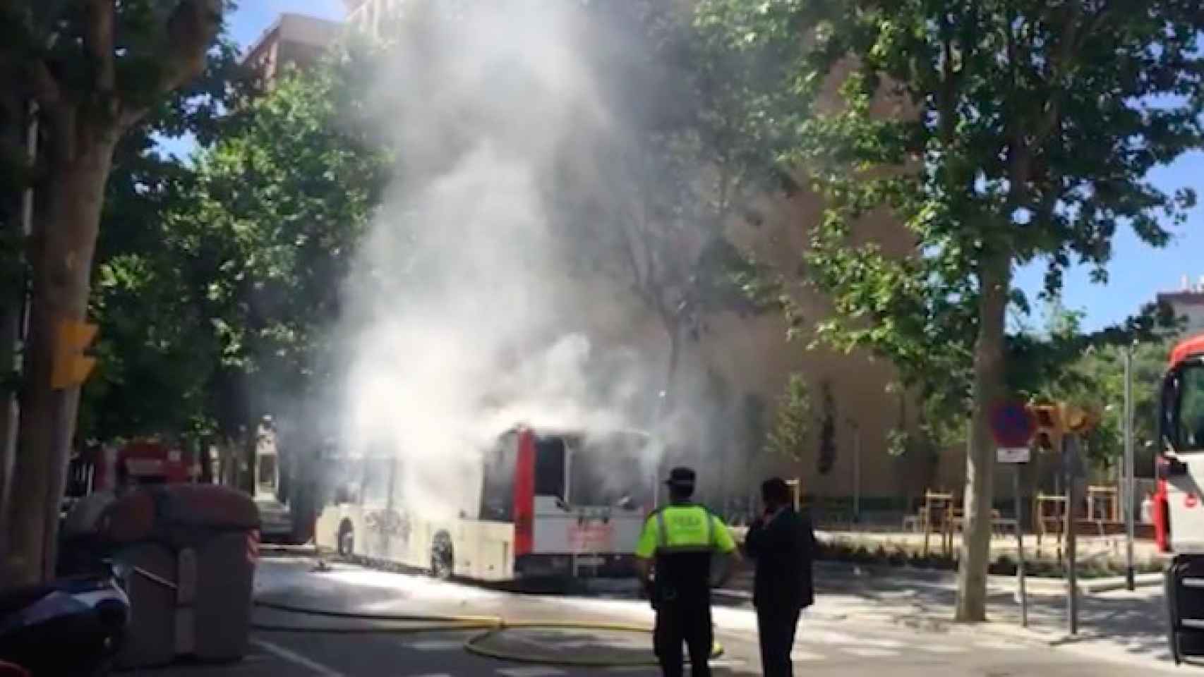 Los bomberos apagan el incendio en el autobús en la calle Lepant de Barcelona / CG