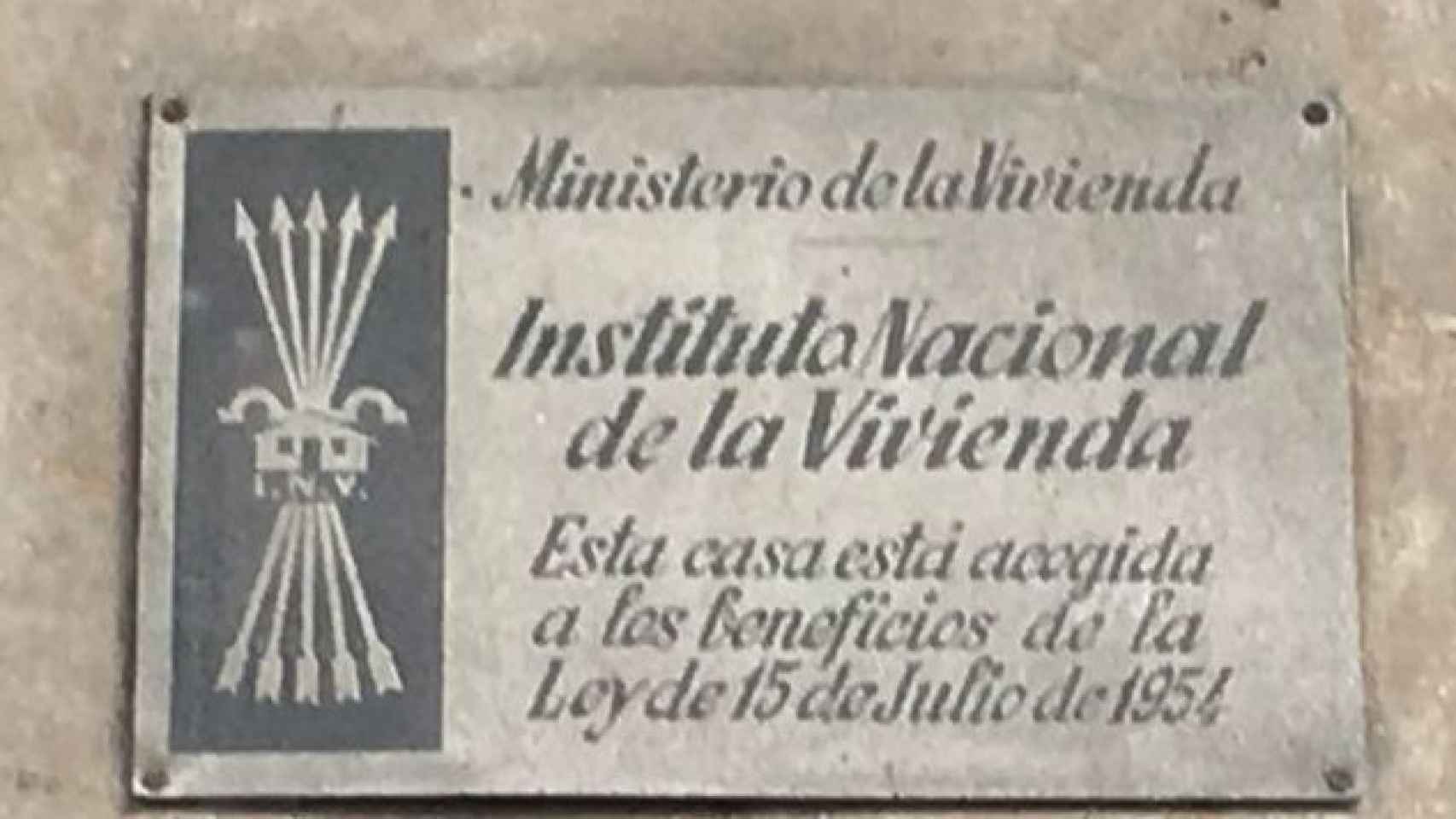 Una placa franquistas del Instituto de la Vivienda / CG