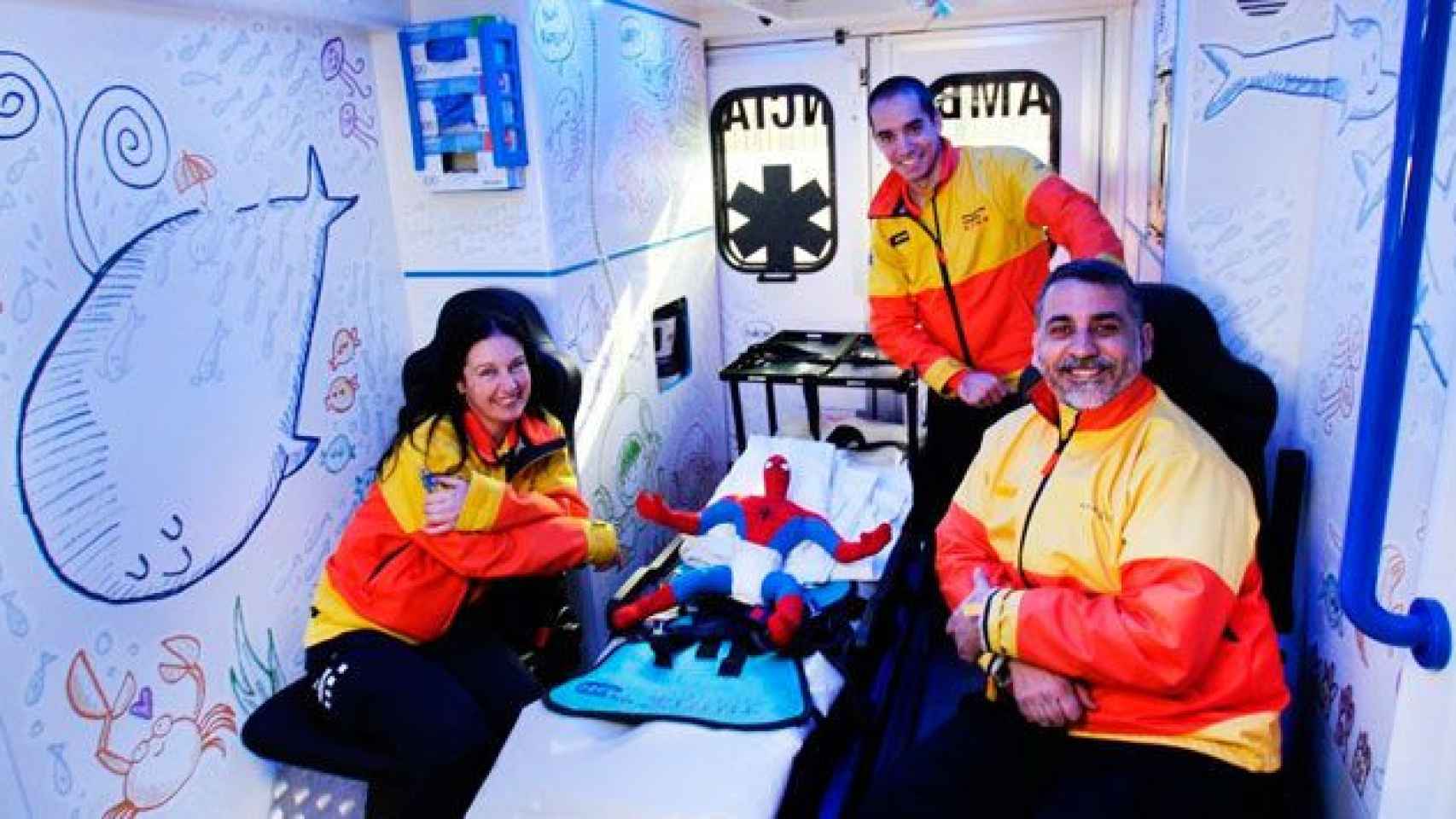 Interior de una ambulancia pediátrica con técnicos de transporte sanitario / CG