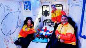 Interior de una ambulancia pediátrica con técnicos de transporte sanitario / CG