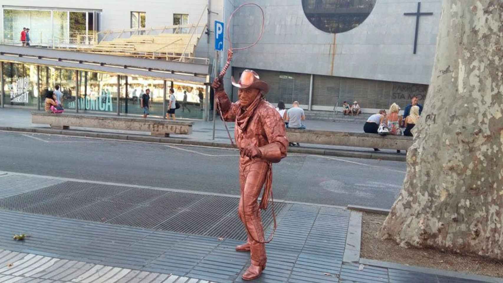 La estatua humana 'el vaquero de Las Ramblas' / CG