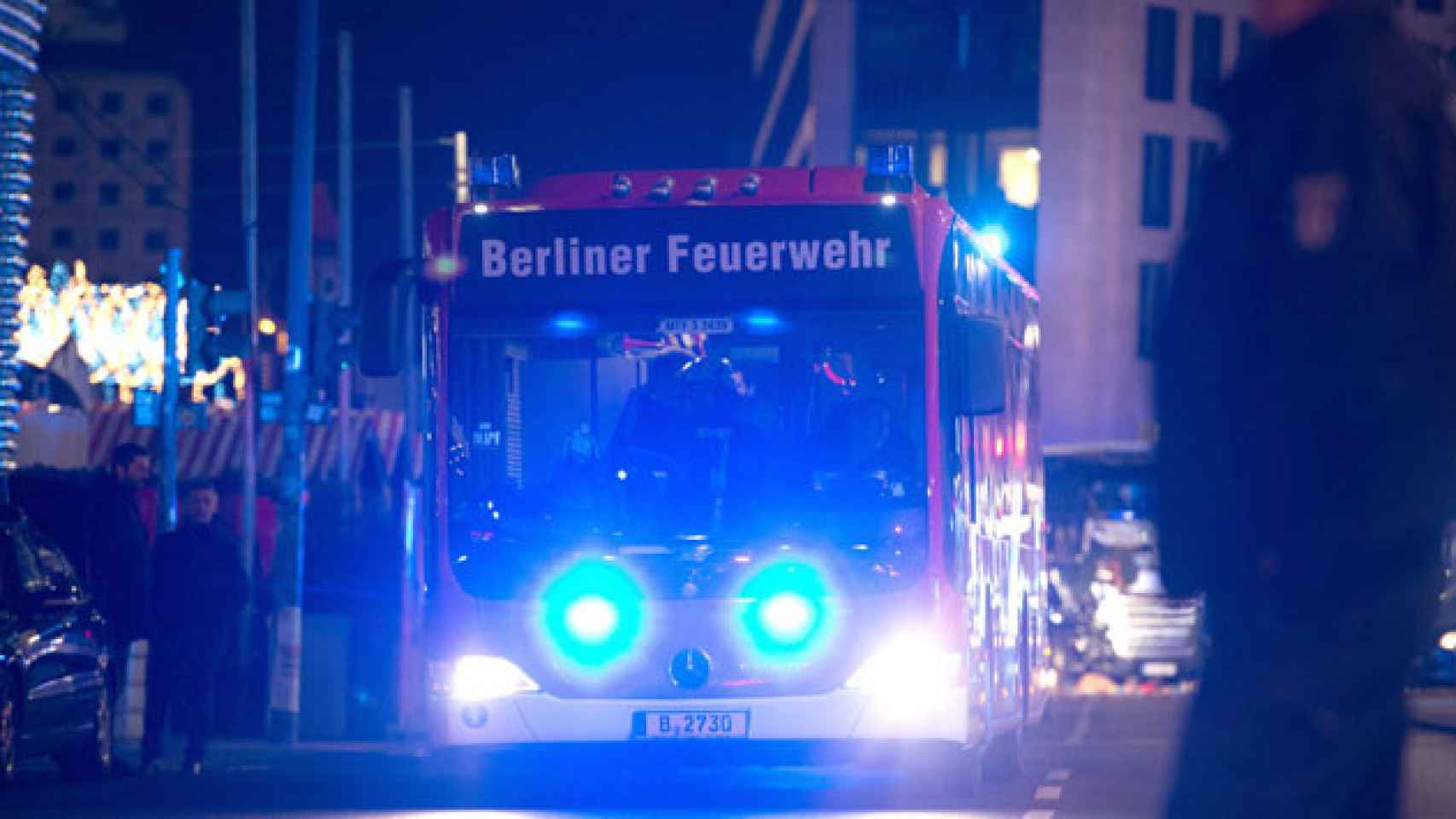 Un camión de bomberos, dirigiéndose al lugar del ataque el lunes en Berlín (Alemania) / EFE