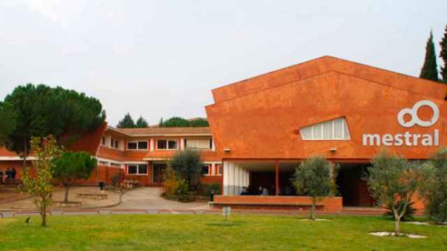 Fachada de la escuela Mestral de Jorba (Barcelona), que amplía el concierto público / CG